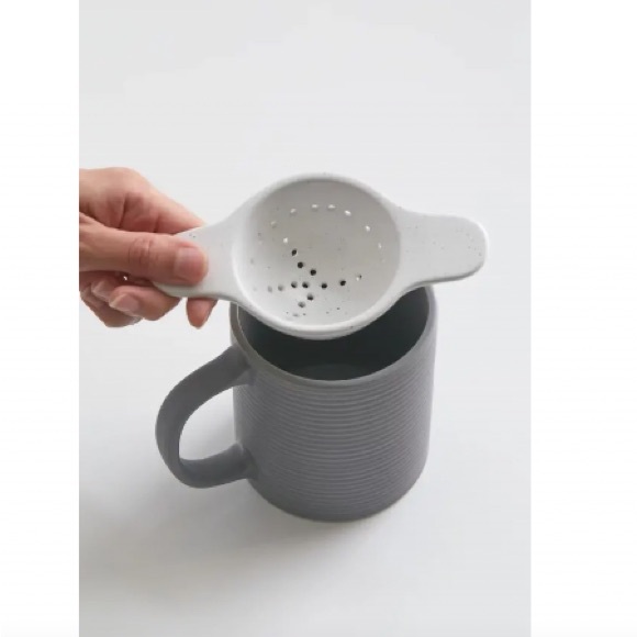 ❄️4 For $20 Urban Outfitters Peace Sign Tea Infuser Mug - Picture 2 of 5